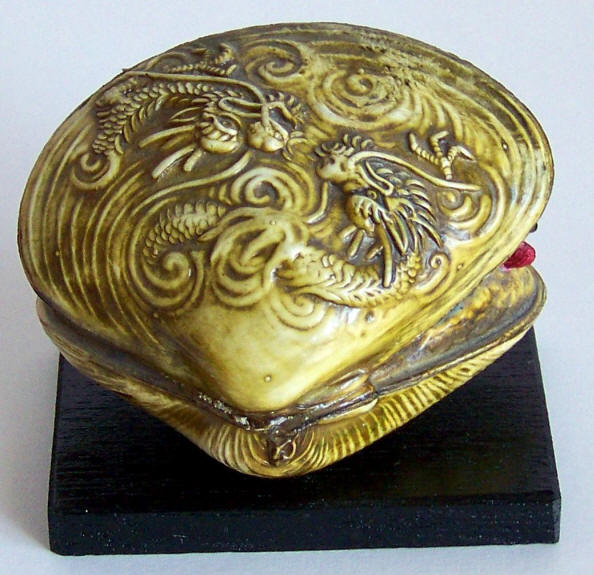 Late 1960s Hand Painted Japanese Netsuke Clam Shell Diorama